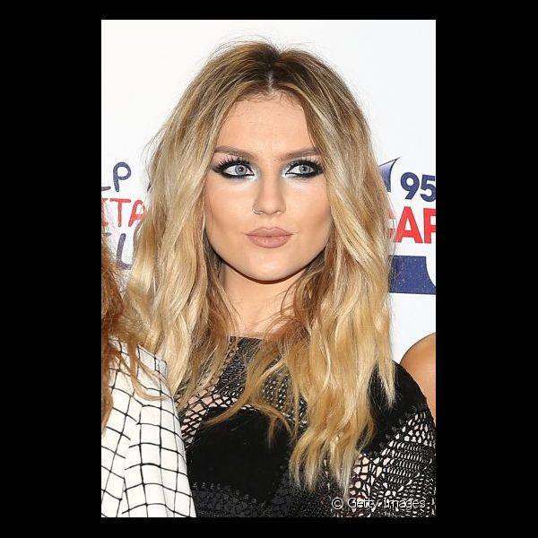 A cantora compareceu com olhos super glamourosos e ousados em um evento da rádio Capital, em Londres, em 2014